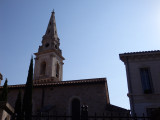 Clocher de la chapelle de l'Annonciade contrastant avec un ciel bleu sans nuages.