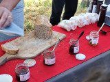 Degustación de productos locales, zumo y sirope de granada tras la cosecha en los campos de Côté Grenades