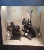 Filmausrüstung und Filmrollen aus der Filmgeschichte, ausgestellt in der Cinémathèque Gnidzaz in Martigues, einem Archiv der zahlreichen in Martigues gedrehten Filme