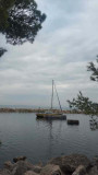Voilier sur l'étang de Berre et paysage naturel visible depuis la voie verte entre La Mède et Martigues, accessible par les piétons