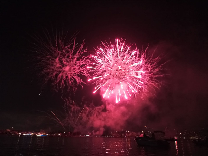 Feu d'artifice depuis un bateau_Martigues