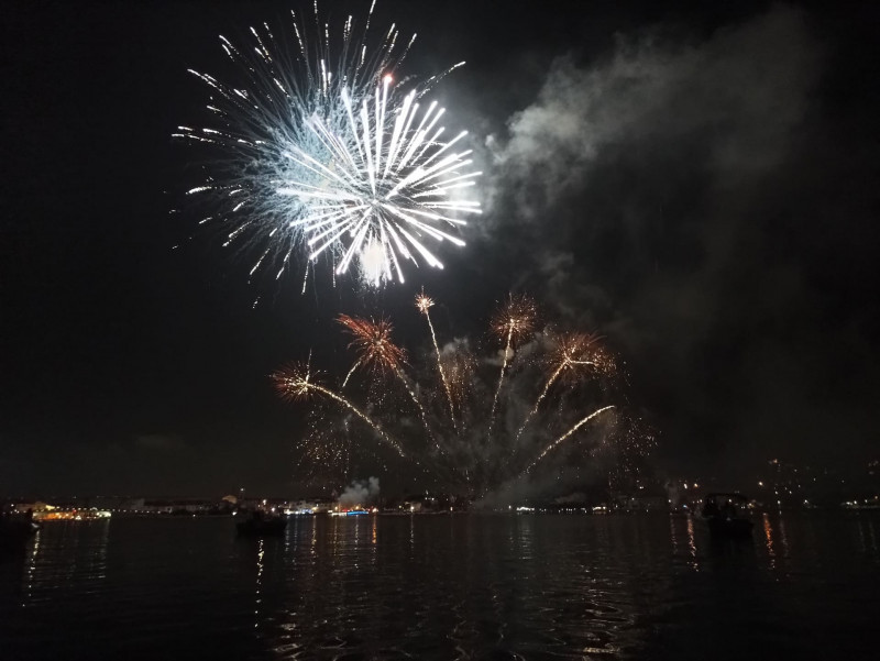 Feu d'artifice depuis un bateau_Martigues
