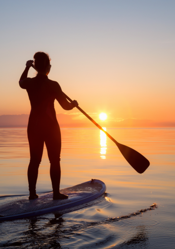 Aperitivo al atardecer en el Parque Marino en una tabla de paddle surf