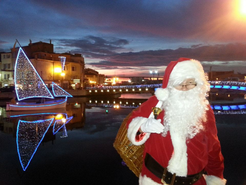 Father Christmas arrives by boat - © Otmartigues / Cebarre.D (DMP) Father Christmas arrives by boat