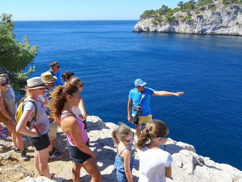 A must see : Guided walk with commentary at the gates of the Calanques