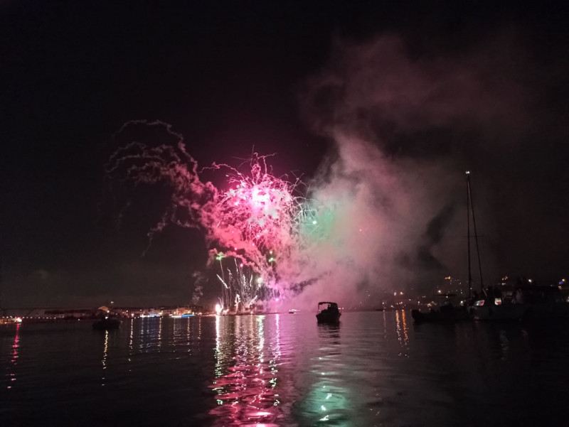 Fireworks from a boat_Martigues