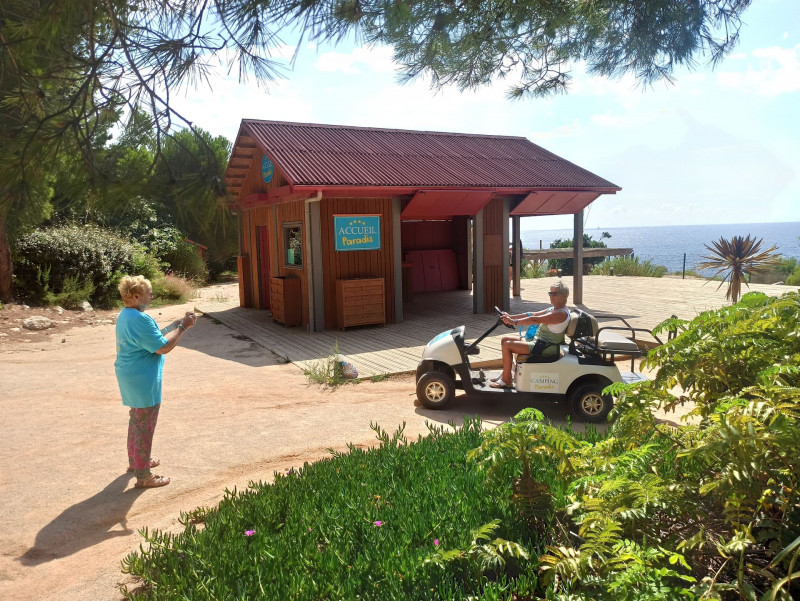 Camping Paradis, visite des décors de la série_Martigues - © Otmartigues, Karim.K Camping Paradis, visite des décors de la série_Martigues