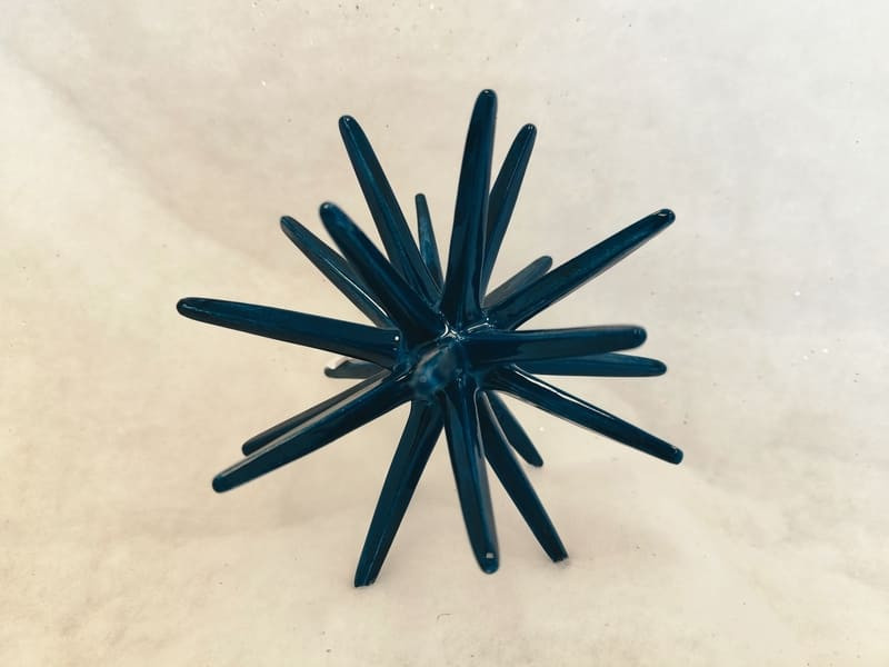Handgefertigter Keramik-Seeigel von Atelier Do. Originalkreationen, inspiriert vom Meeresboden vor Martigues. Erhältlich im Fremdenverkehrsamt von Martigues.