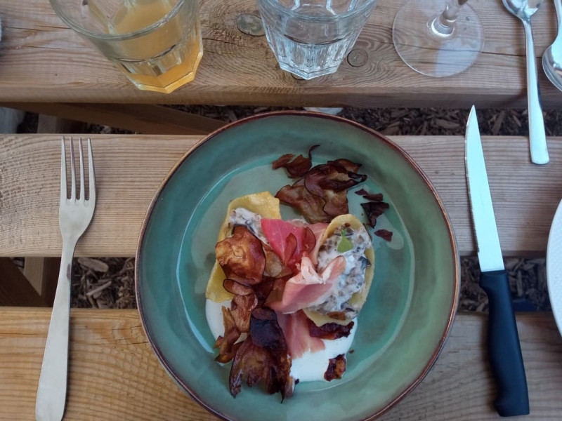 Une assiette proposé par le chef Julien et le restaurant O Ragoustiero de la ferme. Des ravioles farcis aux épinards et au chèvre agrémenté de jambon cru et des champignons