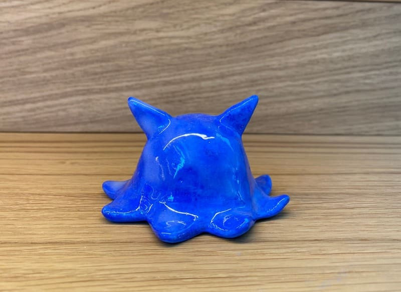 Un habitant des fonds marins en forme de poulpe de couleur bleu satin. Sans visage, il laisse part à l'imagination. Objet de décoration par Atelier Do de Carry-le-Rouet