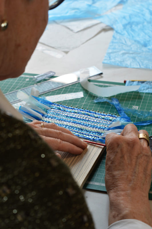 Atelier de tissage de bracelet avec du matériel et déchets récupérés sur les plages de Martigues. Un atelier pour petits et grands proposés par Ophélie Cordier et l'Office de Tourisme de Martigues