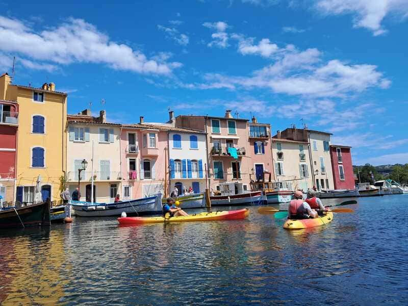Paseo en kayak por los canales de Martigues, la Venecia provenzal - © Matthieu Jonnart, Base Nature et Nautique Paseo en kayak por los canales entre el Espejo de los Pájaros y las coloridas fachadas de Martigues. Una actividad única disponible para su compra en la Oficina de Turismo de Martigues
