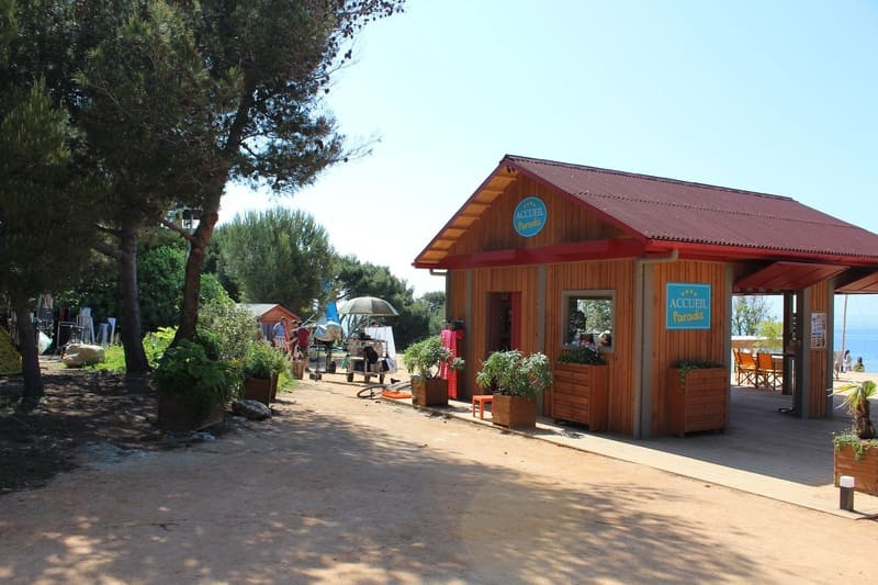 Bâtiment d'accueil de Camping Paradis sur le lieu de tournage à Martigues
