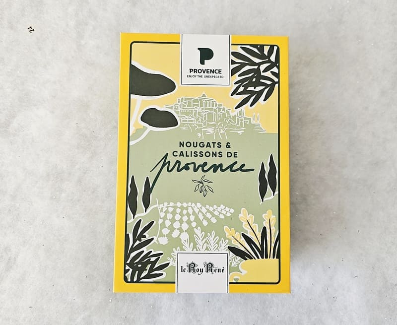 Caja de cartón con mini calissons y mini turrones.