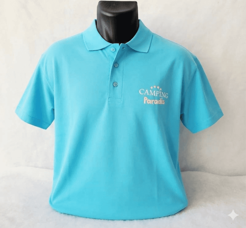 Polo de hombre con los colores de la serie de televisión Camping Paradis. Un producto exclusivo de la gama oficial, disponible en la Oficina de Turismo de Martigues.
