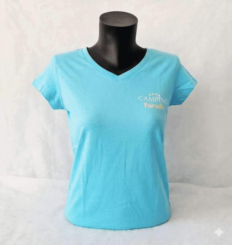 Camiseta de mujer de la serie de televisión Camping Paradis - © Crédit photo : Otmartigues-MarianneB / Montage : IA Gemini Camiseta de mujer con cuello en V de la línea oficial de productos de la serie de televisión Camping Paradis. Disponible en la Oficina de Turismo de Martigues.