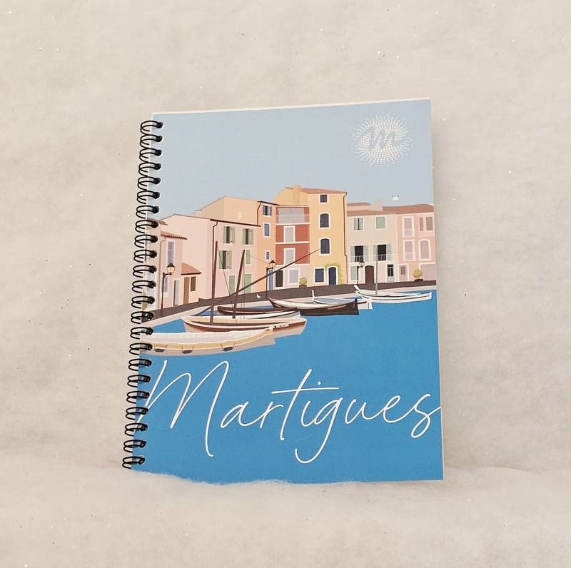 Cuaderno de espiral de la colección de ilustraciones Miroir aux Oiseaux (El Espejo de Pájaro) de Martigues. Una elegante colección de venta exclusiva en la Oficina de Turismo de Martigues.