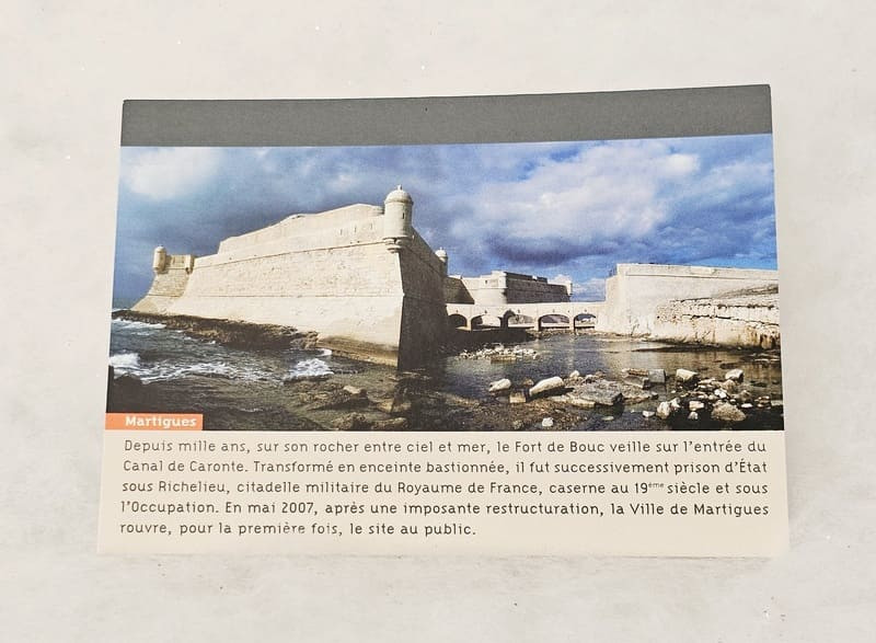 Postal con una foto del Fuerte de Bouc, ubicado en Martigues. Esta postal ya está sellada para su envío por la Oficina de Turismo de Martigues.
