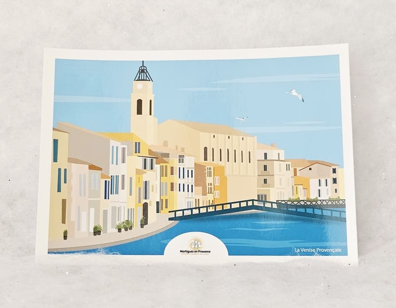Eine illustrierte Postkarte, die das provenzalische Venedig mit seinen malerischen Kanälen und farbenfrohen Häusern zeigt. - © Otmartigues / MarianneB Eine Urlaubspostkarte mit einer Zeichnung der Kanäle von Martigues, dem provenzalischen Venedig. Exklusiv erhältlich im Shop des Fremdenverkehrsamts Martigues.