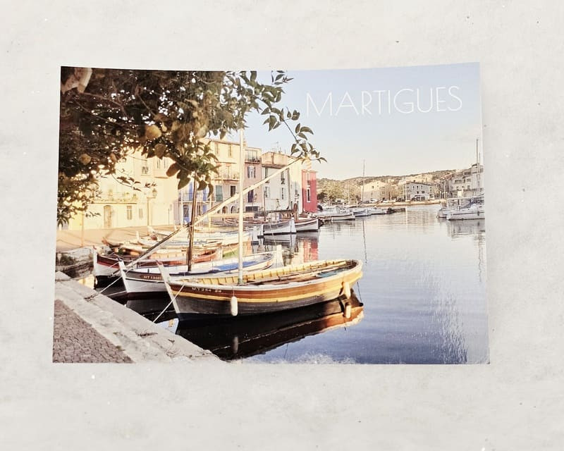 Postcard featuring a photograph of the Miroir aux Oiseaux, a tourist attraction in downtown Martigues. Traditional boats and colorful facades to cherish a holiday memory in Martigues.