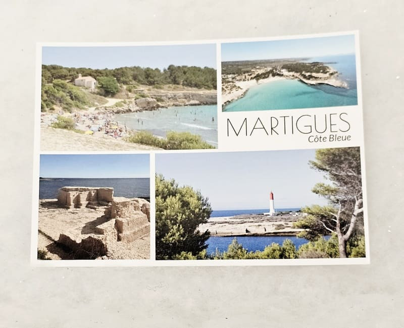 Postal con varias fotos relacionadas con la Costa Azul: playas, canteras, faro, aguas turquesas. Una postal de recuerdo para celebrar unas vacaciones soleadas, disponible en la Oficina de Turismo de M