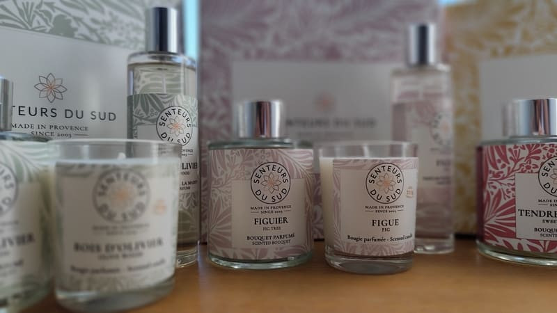 Präsentation von drei Geschenksets von Senteurs du Sud – Kerze, Raumduft und Duftbouquet – in der Boutique des Fremdenverkehrsamts Martigues.