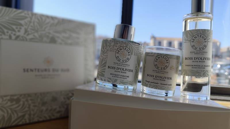 Geschenkset mit Olivenholzduft, inspiriert von der Provence. Das Set enthält eine Kerze, einen Raumduft und ein aromatisches Bouquet und ist somit das perfekte Souvenir. Erhältlich im Fremdenverkehrsa