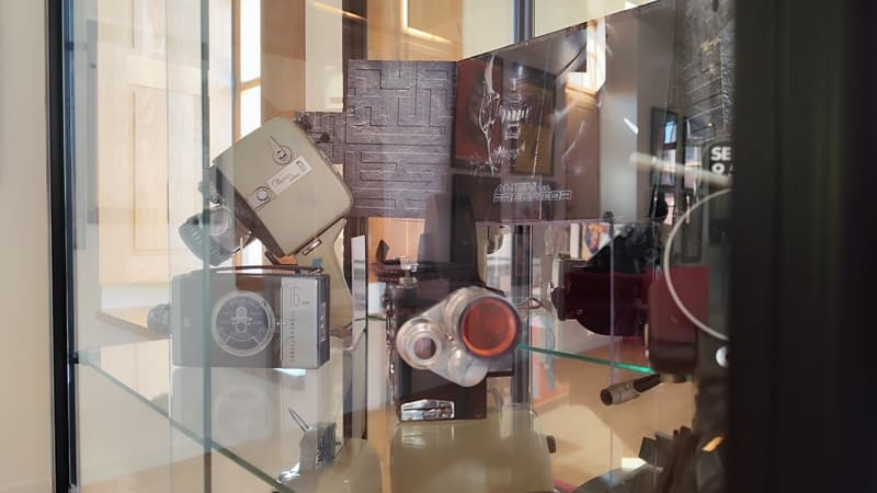 Vitrine avec des objets d'archives appartenant à la cinémathèque Gnidzaz et exposé cet été à l'Office de Tourisme de Martigues