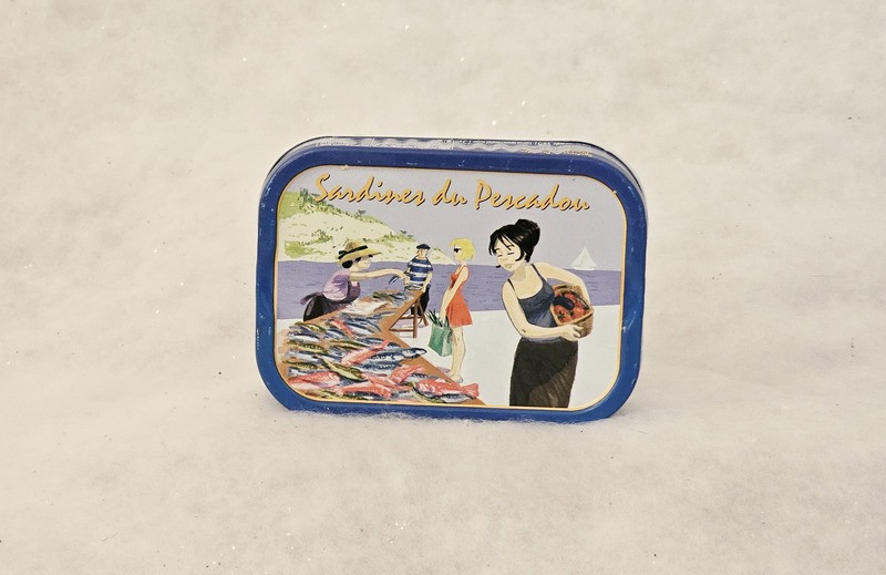 Sardinas al estilo Pescadou en aceite de oliva, elaboradas en la conservera Ferrigno de Port-Saint-Louis-du-Rhône, cerca de Martigues. Un producto local disponible en la Oficina de Turismo de Martigue