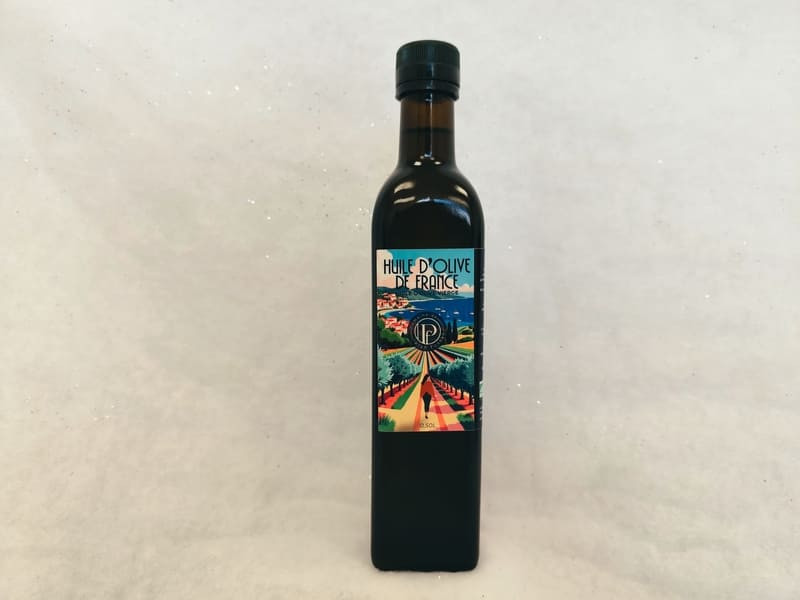 Bouteille d'huile d'olives de 50cl produite à Martigues - © Otmartigues / MyriamF Bouteille d'huile d'olives de 50cl produite au Domaine de Plan Fossan à Martigues. Produits locaux en vente à la boutique de l'Office de Tourisme de Martigues