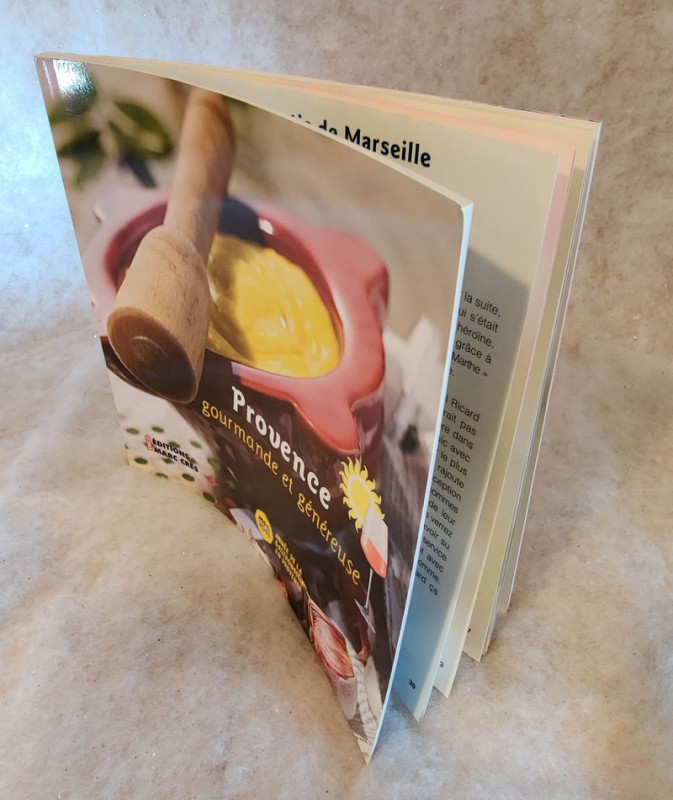 Page intérieure du livre 'Provence gourmande et généreuse', avec recettes et illustrations des plats provençaux typiques