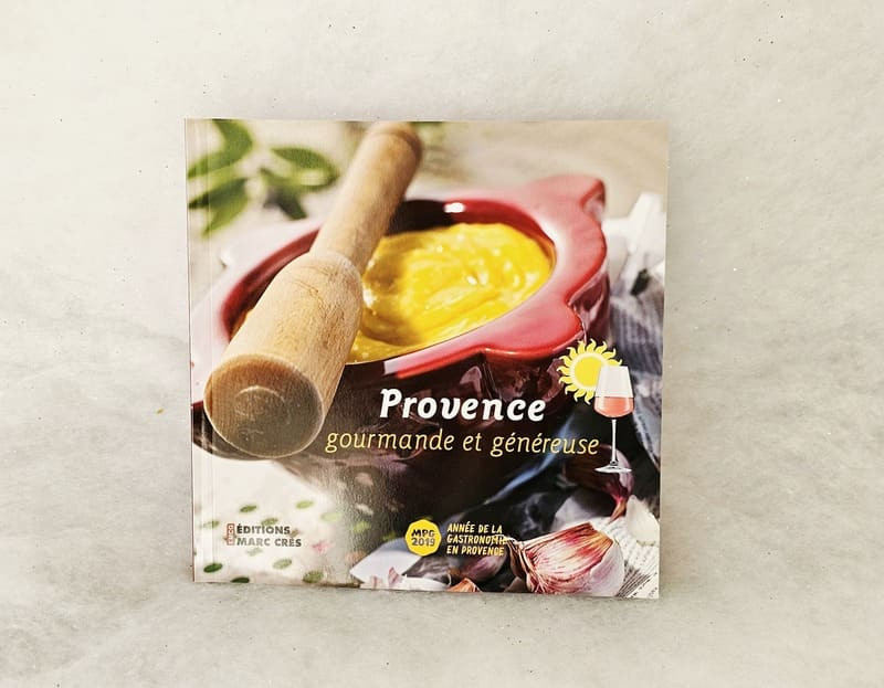 Un libro de cocina con platos típicos de la Provenza y el sur de Francia, publicado durante la Gastronomía Provenzal de Marsella. Disponible para su compra en la Oficina de Turismo de Martigues.