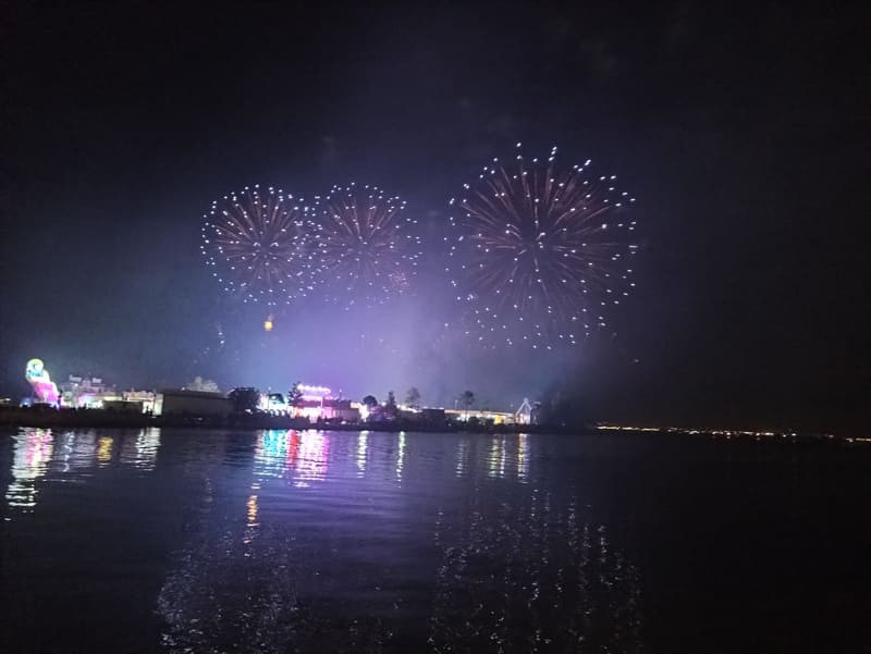 Fuegos artificiales desde un barco en Martigues