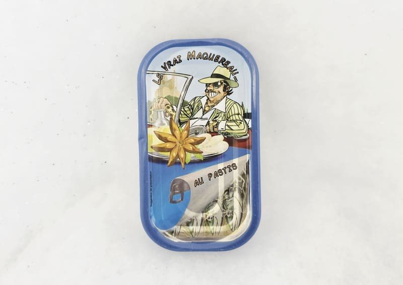Makrelenfilets mit Pastis der Marke Ferrigno - © Otmartigues / MarianneB Makrelenfilets mit Pastis der Marke Ferrigno, hergestellt in der Konservenfabrik in Port-Saint-Louis-du-Rhône bei Martigues.