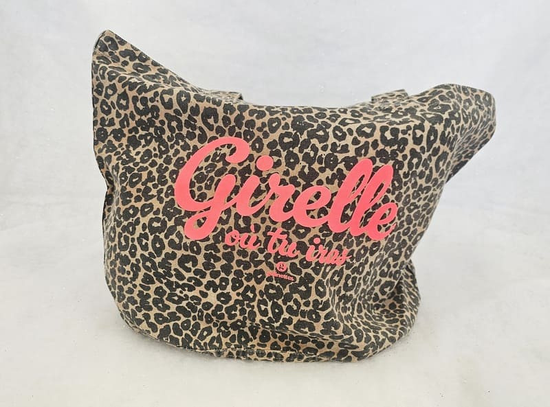 A trendy tote bag with leopard print for the wild side of the Côte Bleue. Created by the Galinettes brand, located in Ensuès-la-Redonne and available at the Martigues Tourist Office.