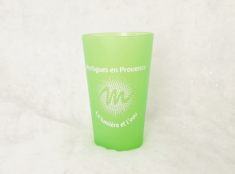 Vaso verde con las palabras Martigues en Provence y la letra M de Martigues. Un vaso práctico para picnics y para disfrutar de la playa.