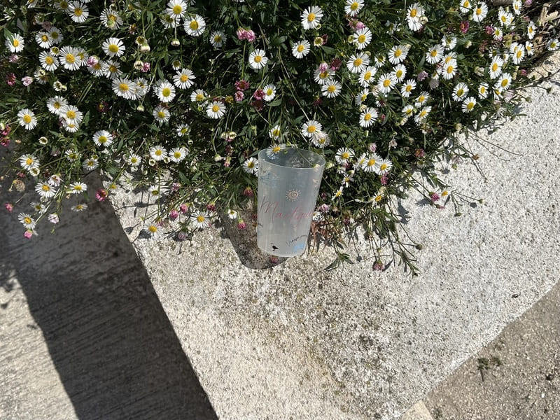 Gobelet transparent 28cl avec dessins colorés et « Martigues » en lettres rouges, ambiance estivale et bord de mer