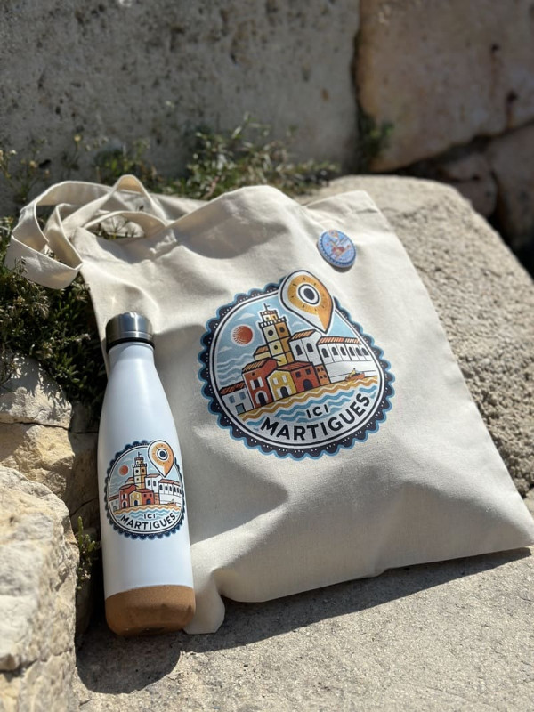Gourde blanche à base en liège avec logo 2025 de Martigues représentant la ville en dessin style timbre.