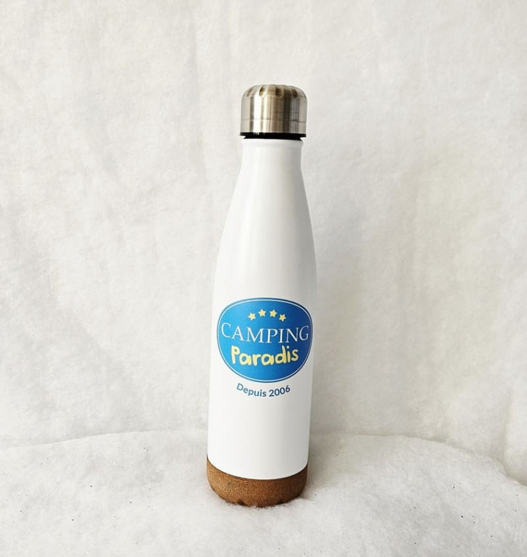 Camping Paradis Water Bottle - Official TV Series Product - © Otmartigues / MarianneB White water bottle with a cork base and gray cap. The blue and yellow logo of the TV series Camping Paradis, filmed in Martigues, is featured in the center.
