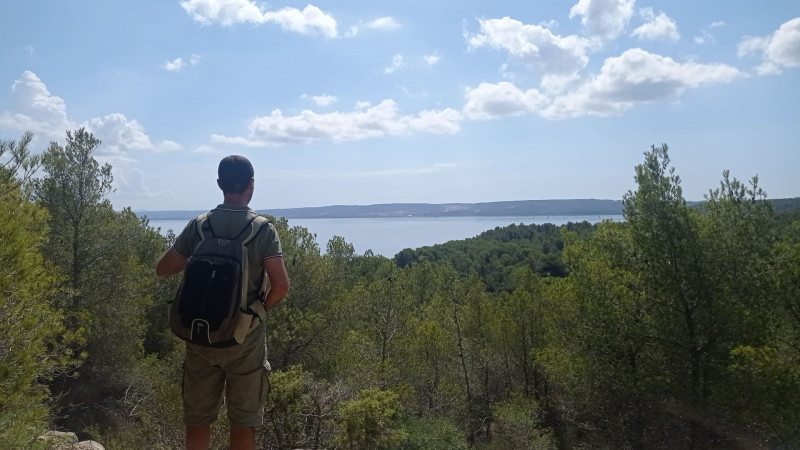 Hauteur de Martigues et l'étang de Berre sur le sentier Entre mer et étangs