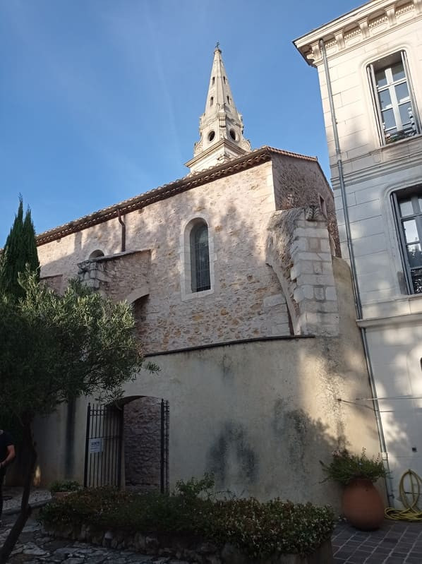 Jardín de la Capilla de la Anunciación y su entrada principal desde el bulevar Mongin en Martigues.