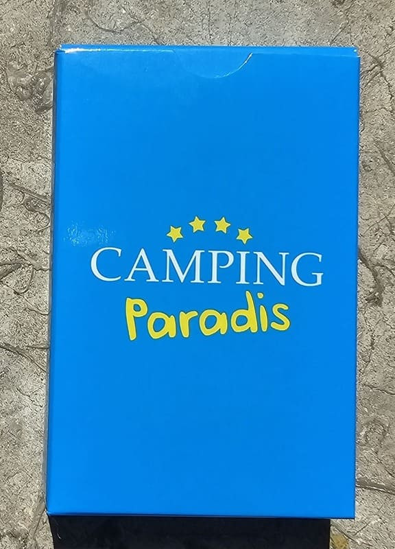 A box of turquoise playing cards with a yellow logo in the center. These cards will delight all fans of the Camping Paradis TV series, filmed in Martigues.