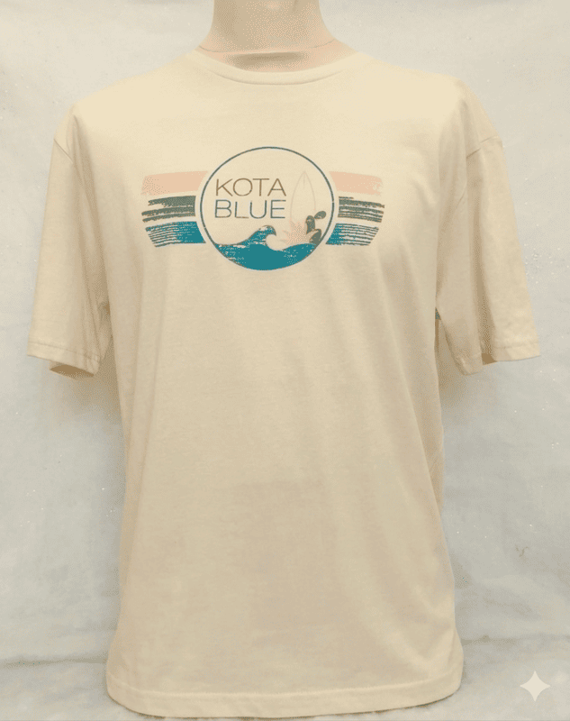 Camiseta blanca con el logotipo de la marca Kota Blue en azul, verde y rosa en estampado de ondas. Una ola está representada en el centro de un círculo en homenaje a la Côte Bleue.