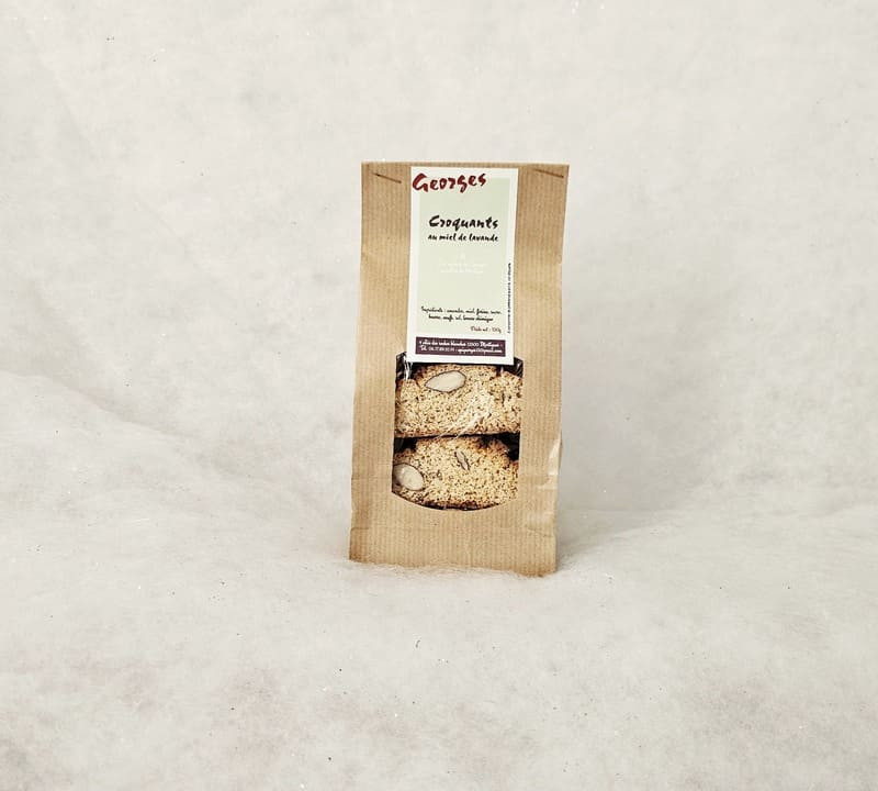 Bolsa de papel kraft con un adelanto del interior de las croquetas de miel de lavanda, ofrecidas por el productor local Georges Adamo de Martigues. - © Otmartigues / MarianneB Deliciosas croquetas de miel elaboradas con miel de la zona de Martigues. Disponibles en la Oficina de Turismo de Martigues.