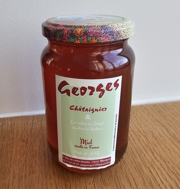 Pot de 500g de miel de châtaignier produit par l'apiculteur Les Ruchers de Georges installé à Martigues. Un miel en vente à la boutique de l'Office de Tourisme de Martigues au rayon des produits locaux