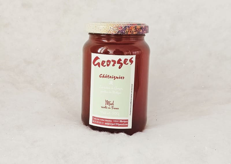 Tarro de 500 g de miel de castaño producida por el apicultor Les Ruchers de Georges, ubicado en Martigues. Esta miel está disponible para su compra en la sección de productos locales de la Oficina de 