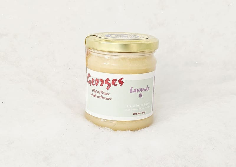Tarro de 250 g de miel de lavanda de un apicultor de Martigues. Disponible para comprar en la Oficina de Turismo de Martigues, en una tienda dedicada a los productores locales.