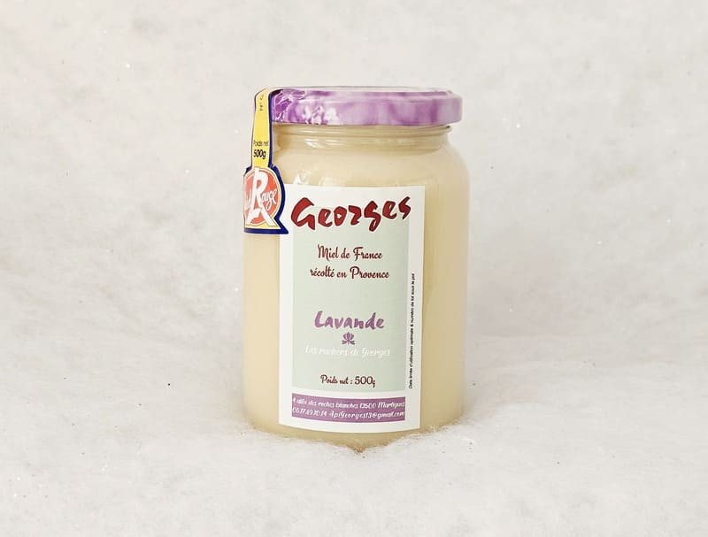 Tarro de miel de lavanda producida en Martigues, disponible para su compra en la Oficina de Turismo de Martigues, en un rincón de la tienda dedicado a los productores locales.