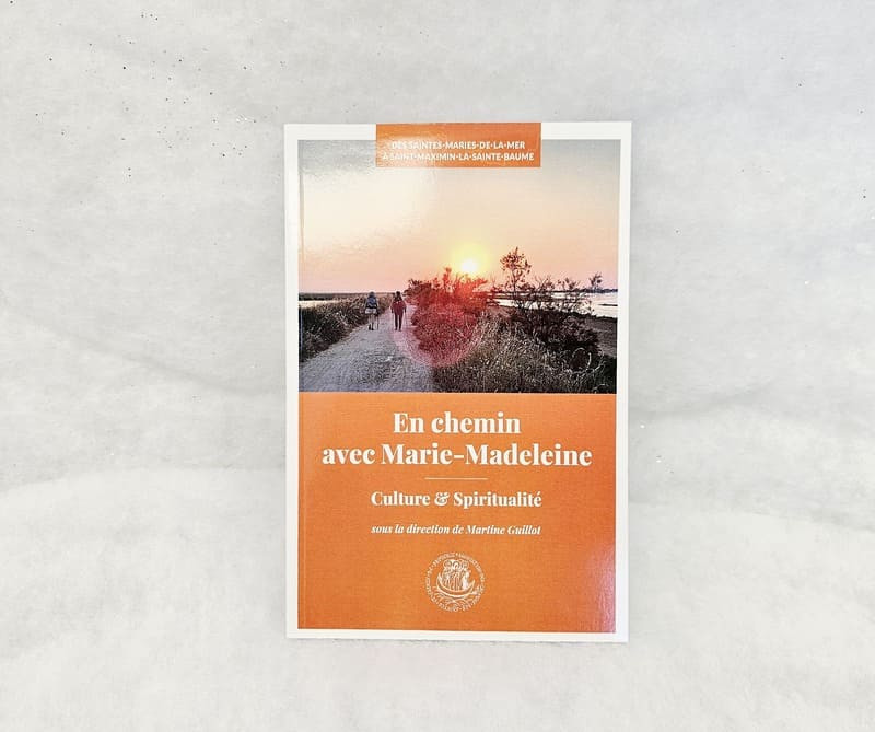 Libro sobre rutas de senderismo: Tras los pasos de María Magdalena, pasando por Martigues. Explicaciones y reflexiones espirituales disponibles para su compra en la Oficina de Turismo de Martigues.