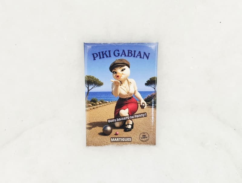 Magnet Piki Gabian Bons baisers de Fanny - Martigues - © Otmartigues / MarianneB Magnet Piki Gabian Bons baisers de Fanny, gabiane jouant à la pétanque à Martigues